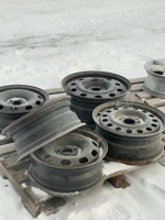 Pallet of five steel rims