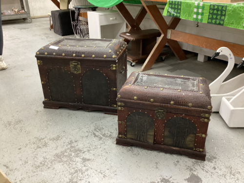 (2) NESTING DECOR CHESTS - FELT LINED