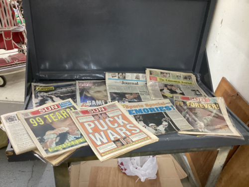 COLLECTION OF OLD EDMONTON NEWSPAPERS W/ ARTICLES OF WAYNE GRETZKY - "THE SUN", "THE EDMONTON JOURNAL"