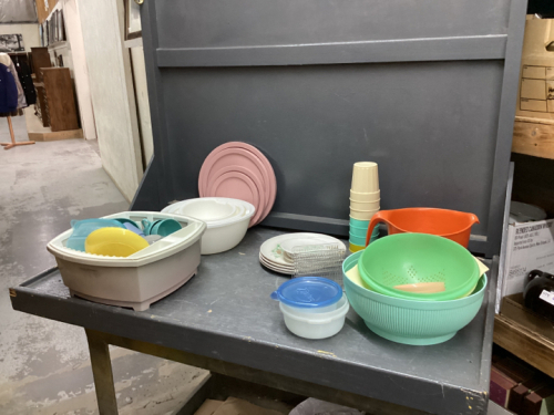 LARGE BOX OF PLASTICWARE - BOWLS,, CUPS,STORAGE CONTAINERS, DISH DRYING RACK