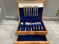ROGER&rsquo;S STAINLESS STEEL CUTLERY SET IN A NICE CASE